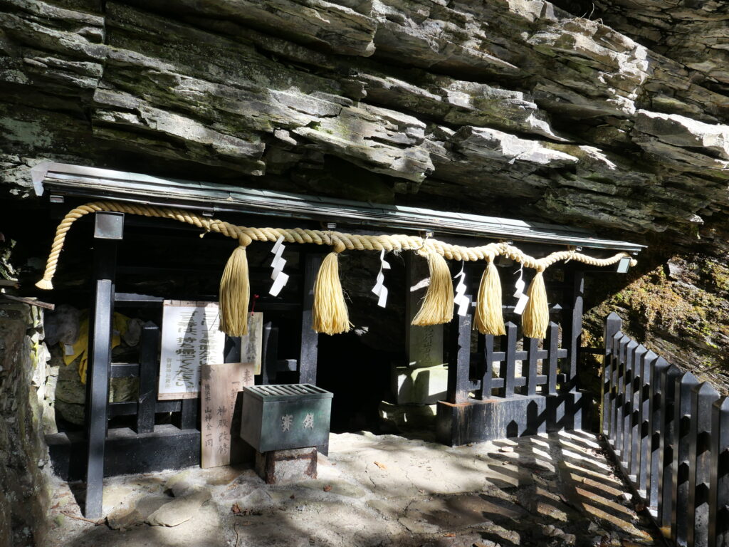 御嶽山　新滝　洞窟