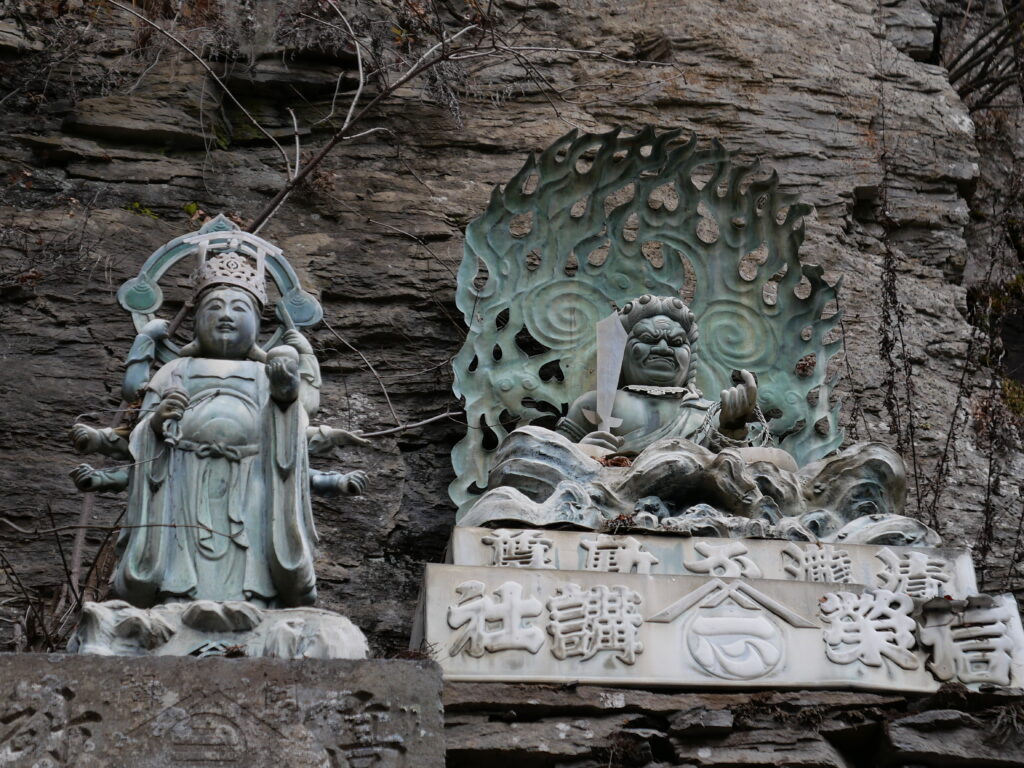 御嶽山　清滝の不動尊と弁財天