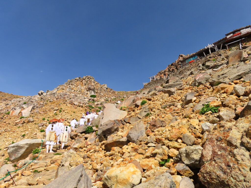 御嶽山　行者の登拝　７月