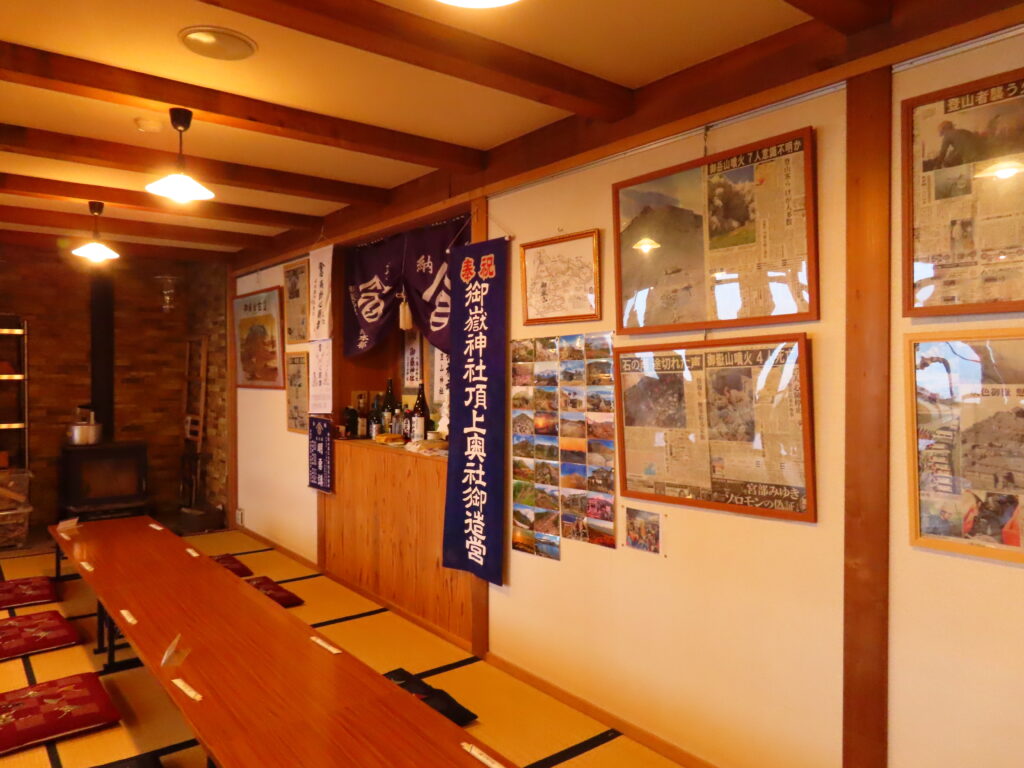 御嶽山　ニノ池山荘　小屋の中