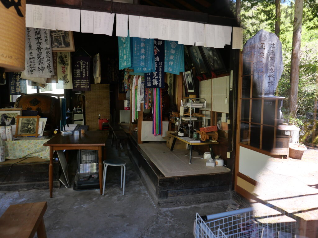 花戸普寛堂　中の様子